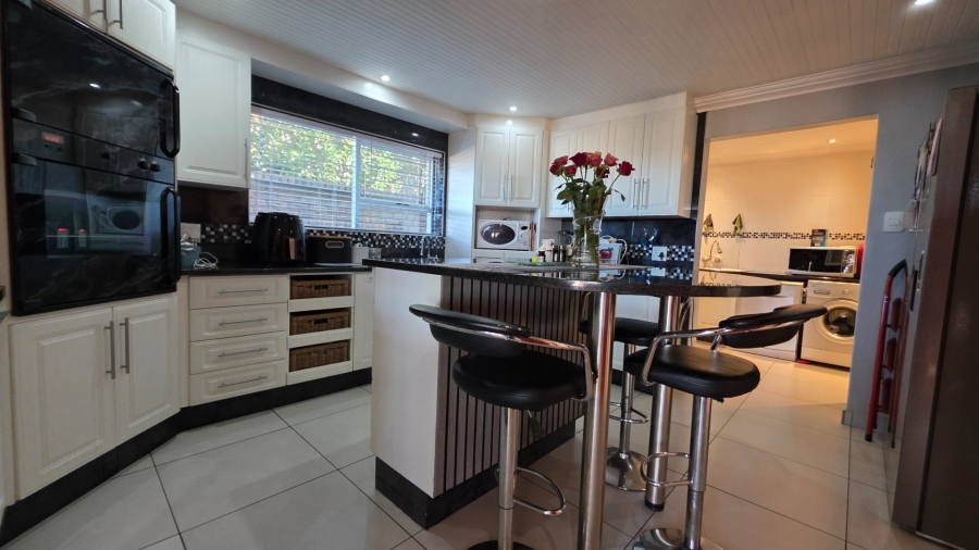 3 Bedroom Property for Sale in Hartenbos Central Western Cape